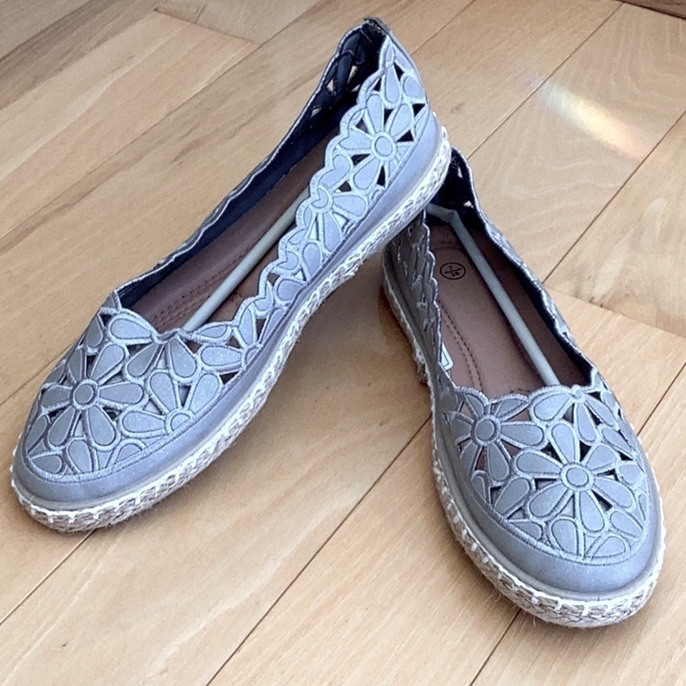 WOMEN’S ultra padded gray daisy cut slip on flats/loafers. Size 7 or 38 NWOT